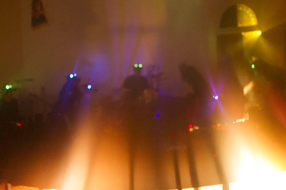 Performance de ensamble Medium II de Futurología en el Teatro Lúcido